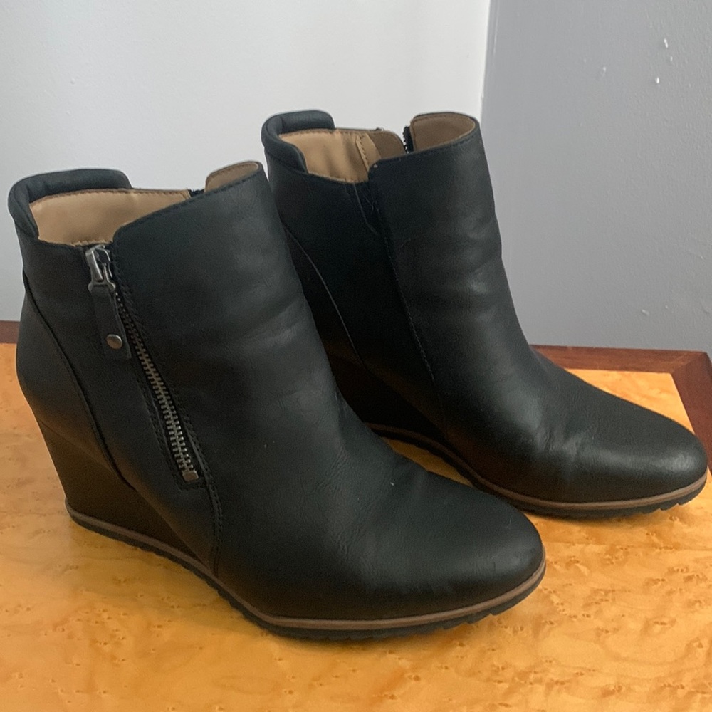 Naturalizer Sole wedge booties.
